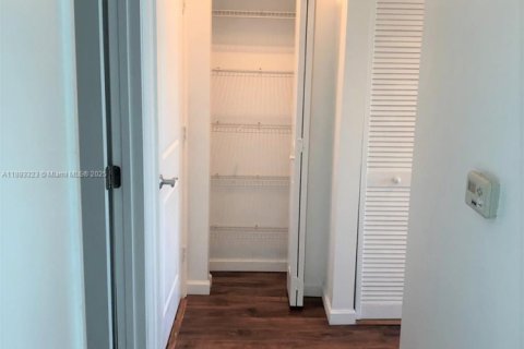 Copropriété à louer à North Bay Village, Floride: 2 chambres, 116.22 m2 № 1945943 - photo 16