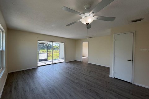 Condo in Punta Gorda, Florida, 2 bedrooms № 2197522 - photo 10