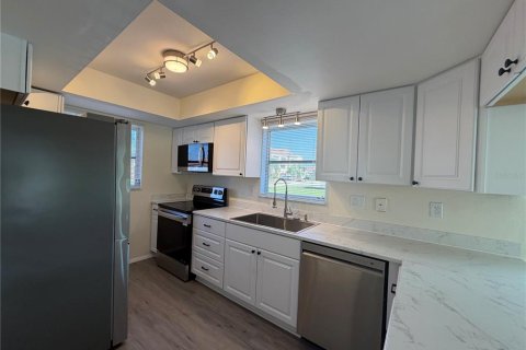 Condo in Punta Gorda, Florida, 2 bedrooms № 2197522 - photo 6