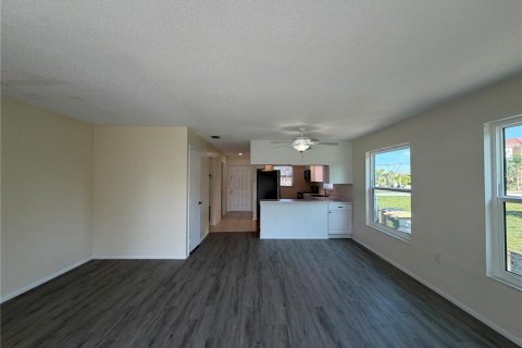 Condo in Punta Gorda, Florida, 2 bedrooms № 2197522 - photo 16