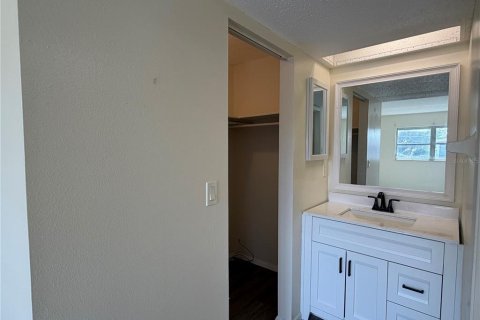 Condo in Punta Gorda, Florida, 2 bedrooms № 2197522 - photo 22