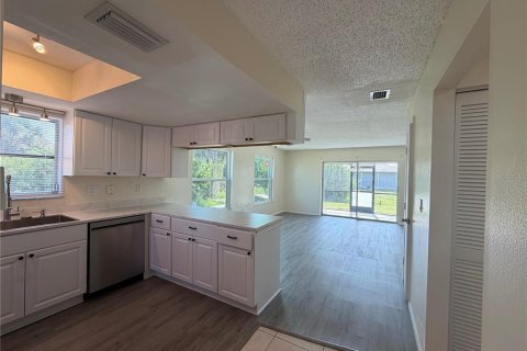 Condo in Punta Gorda, Florida, 2 bedrooms № 2197522 - photo 4