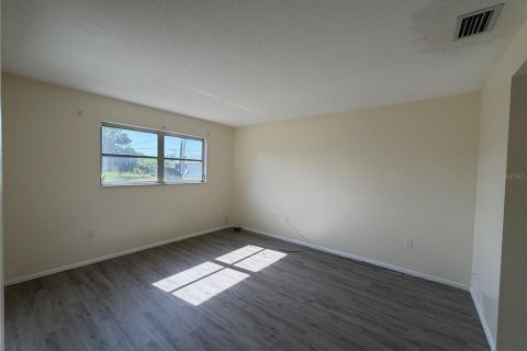 Condo in Punta Gorda, Florida, 2 bedrooms № 2197522 - photo 18