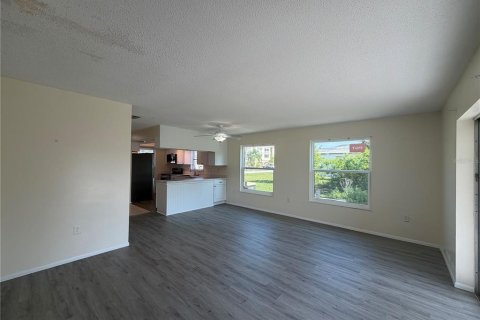Condo in Punta Gorda, Florida, 2 bedrooms № 2197522 - photo 17