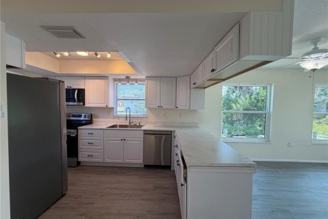 Condo in Punta Gorda, Florida, 2 bedrooms № 2197522 - photo 5