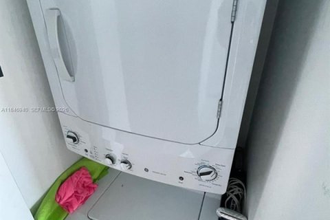 Condo in Miami, Florida, 2 bedrooms  № 1935852 - photo 23