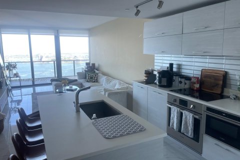 Condo in Miami, Florida, 2 bedrooms  № 1935852 - photo 8