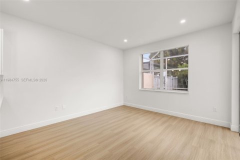 House in Pembroke Pines, Florida 3 bedrooms, 170.57 sq.m. № 2045845 - photo 15