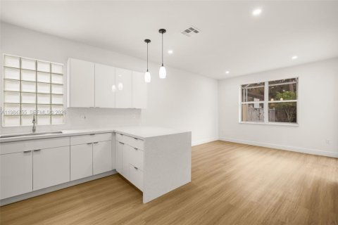 House in Pembroke Pines, Florida 3 bedrooms, 170.57 sq.m. № 2045845 - photo 10