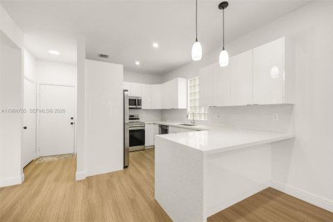 House in Pembroke Pines, Florida 3 bedrooms, 170.57 sq.m. № 2045845 - photo 11