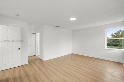 House in Pembroke Pines, Florida 3 bedrooms, 170.57 sq.m. № 2045845 - photo 21