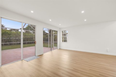 House in Pembroke Pines, Florida 3 bedrooms, 170.57 sq.m. № 2045845 - photo 9