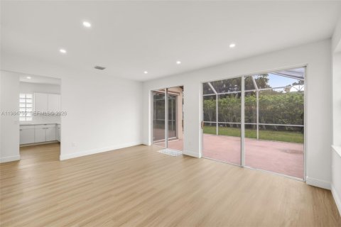 House in Pembroke Pines, Florida 3 bedrooms, 170.57 sq.m. № 2045845 - photo 6