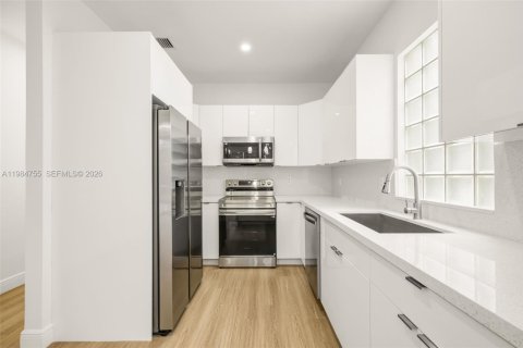 House in Pembroke Pines, Florida 3 bedrooms, 170.57 sq.m. № 2045845 - photo 12