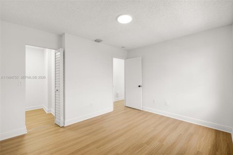 House in Pembroke Pines, Florida 3 bedrooms, 170.57 sq.m. № 2045845 - photo 30