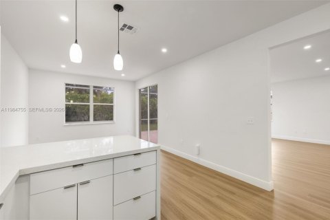 House in Pembroke Pines, Florida 3 bedrooms, 170.57 sq.m. № 2045845 - photo 14