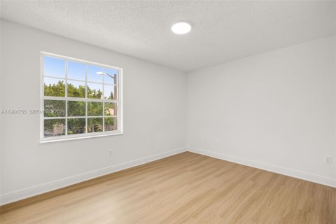 House in Pembroke Pines, Florida 3 bedrooms, 170.57 sq.m. № 2045845 - photo 29