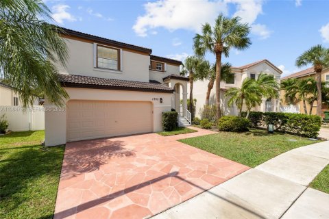 House in Pembroke Pines, Florida 3 bedrooms, 170.57 sq.m. № 2045845 - photo 2