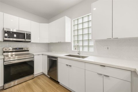 House in Pembroke Pines, Florida 3 bedrooms, 170.57 sq.m. № 2045845 - photo 13