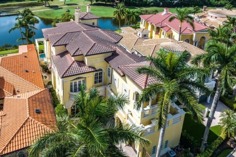 House in Boca Raton, Florida 6 bedrooms, 746.84 sq.m. № 945227 - photo 1