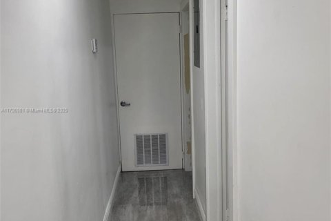 Immobilier commercial à vendre à Miami, Floride: 217.02 m2 № 1981501 - photo 10