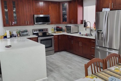 Immobilier commercial à vendre à Miami, Floride: 217.02 m2 № 1981501 - photo 3