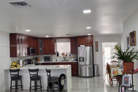 Immobilier commercial à Miami, Floride 217.02 m2 № 1981501