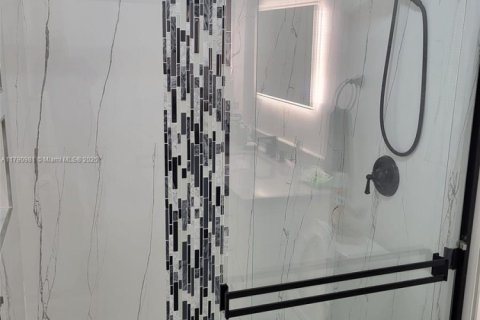 Immobilier commercial à vendre à Miami, Floride: 217.02 m2 № 1981501 - photo 7