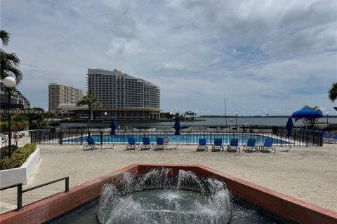 Condo in Miami, Florida, 1 bedroom  № 1955785 - photo 14