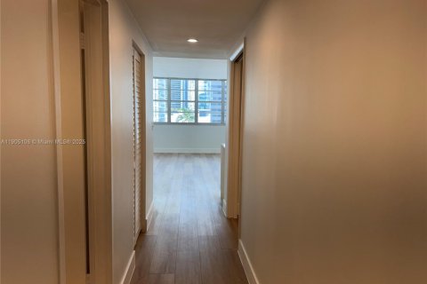 Condo in Miami, Florida, 1 bedroom  № 1955785 - photo 10