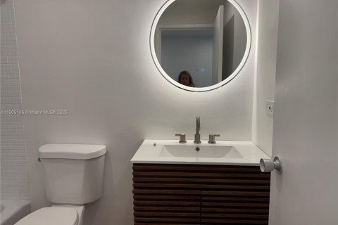 Condo in Miami, Florida, 1 bedroom  № 1955785 - photo 8