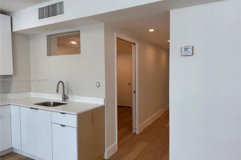 Condo in Miami, Florida, 1 bedroom  № 1955785 - photo 6