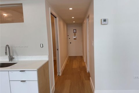 Condo in Miami, Florida, 1 bedroom  № 1955785 - photo 9