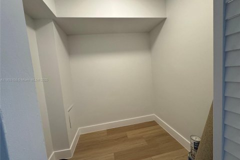 Condo in Miami, Florida, 1 bedroom  № 1955785 - photo 13