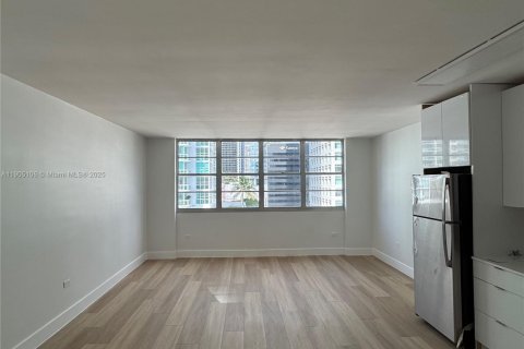 Condo in Miami, Florida, 1 bedroom  № 1955785 - photo 3