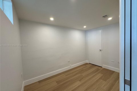 Condo in Miami, Florida, 1 bedroom  № 1955785 - photo 12