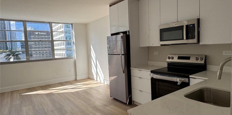 Condo in Miami, Florida, 1 bedroom № 1955785