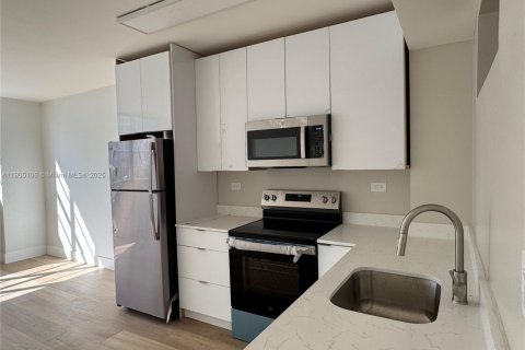 Condo in Miami, Florida, 1 bedroom  № 1955785 - photo 2