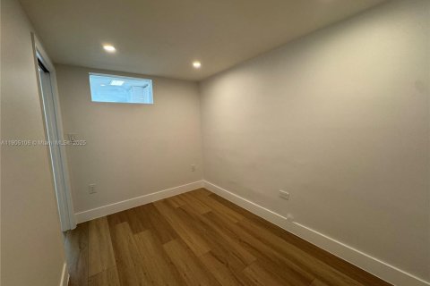 Condo in Miami, Florida, 1 bedroom  № 1955785 - photo 11