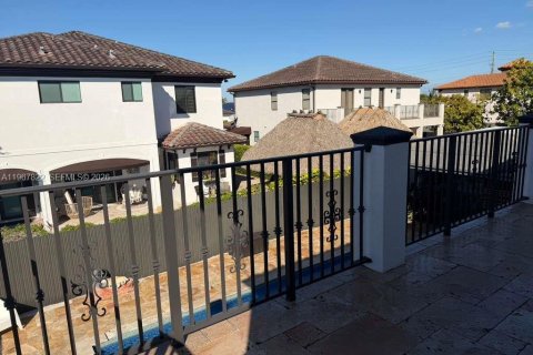 House in Miami, Florida 5 bedrooms, 228.54 sq.m. № 2031959 - photo 4