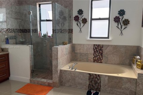 House in Miami, Florida 5 bedrooms, 228.54 sq.m. № 2031959 - photo 3