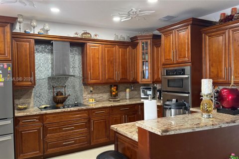 House in Miami, Florida 5 bedrooms, 228.54 sq.m. № 2031959 - photo 9