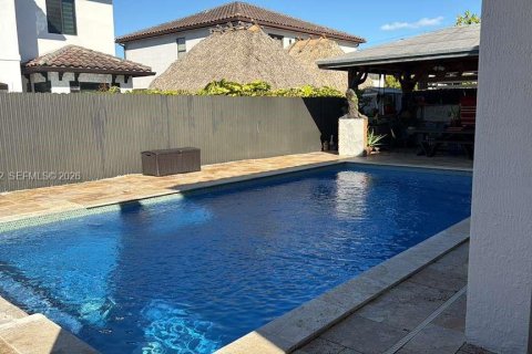 House in Miami, Florida 5 bedrooms, 228.54 sq.m. № 2031959 - photo 5