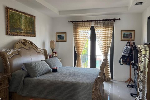 House in Miami, Florida 5 bedrooms, 228.54 sq.m. № 2031959 - photo 12