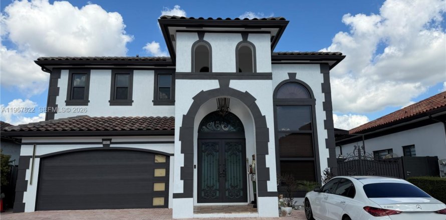 House in Miami, Florida 5 bedrooms, 228.54 sq.m. № 2031959