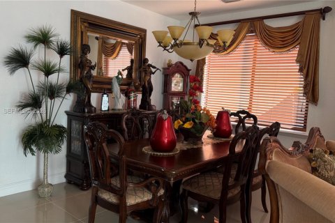 House in Miami, Florida 5 bedrooms, 228.54 sq.m. № 2031959 - photo 8