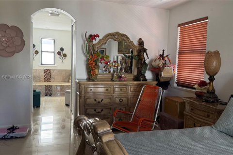 House in Miami, Florida 5 bedrooms, 228.54 sq.m. № 2031959 - photo 2