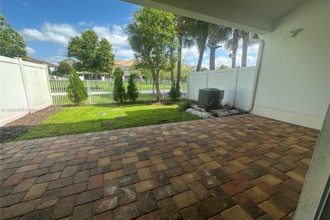 Townhouse in Royal Palm Beach, Florida 3 bedrooms, 206.43 sq.m. № 1880203 - photo 15