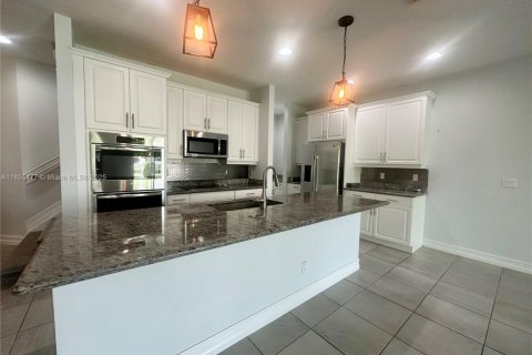 Townhouse in Royal Palm Beach, Florida 3 bedrooms, 206.43 sq.m. № 1880203 - photo 6