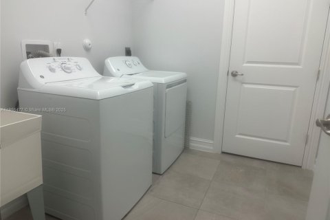 Townhouse in Royal Palm Beach, Florida 3 bedrooms, 206.43 sq.m. № 1880203 - photo 14